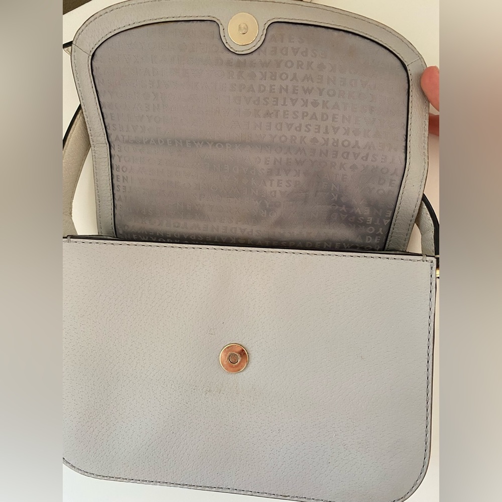 Kate Spade Spacious Crossbody Bag 🩶🤍 - Picture 4 of 7